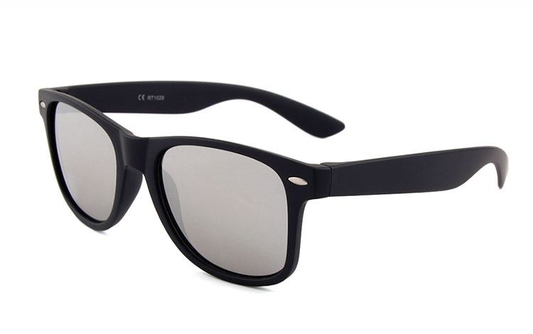 Schwarze Wayfarer, verspiegelt