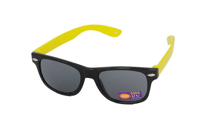 Schwarze Kindersonnenbrille mit gelben BÃ¼geln
