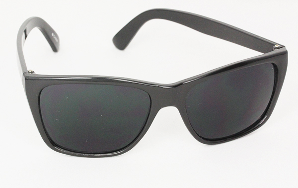 Schlichte schwarze Sonnenbrille, rustiker Look