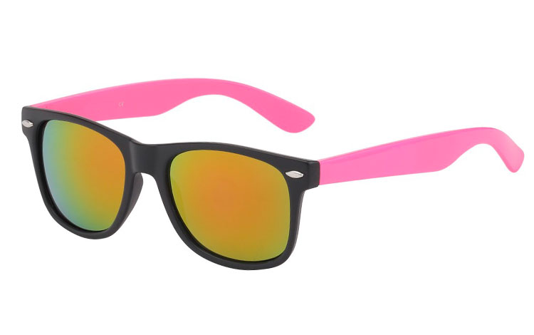Wayfarer mit rosafarbenem Gestell und mehrfarbigem Glas